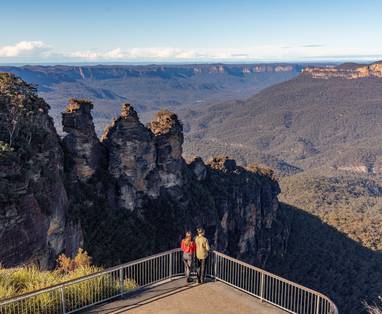 koppel kijkt uit op three sisters, blue mountains 