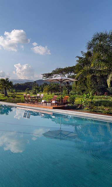 Uitzichten op prachtige tuinen en rijstvelden vanuit het 30-meter lange zwembad bij Khum Sak Tong van Pa Sak Tong