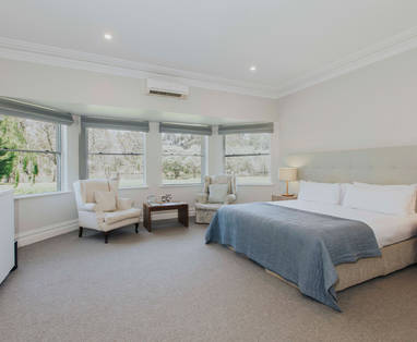 LL-CAPELODGE-OCT-4326LODGEKINGROOM2