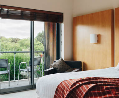 royal-mail-hotel-courtyard-in-room-800x1080