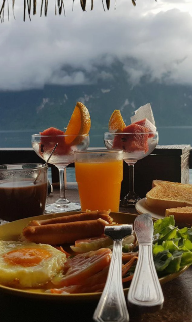 Geniet van lekker eten met prachtig uitzicht op het meer in Panvaree The Greenery