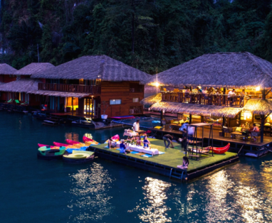 Alles bevindt zicht op het water, zo ook het restaurant, de bar en het vlot met schommel van Panvaree The Greenery