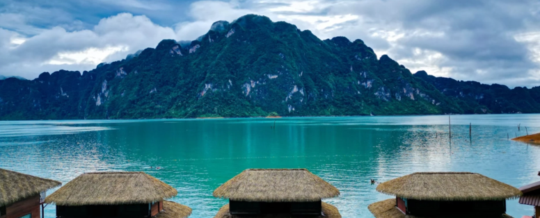 Majustueuze rotsformaties rijzen op uit het Cheow Lan-meer bij Panvaree The Greenery