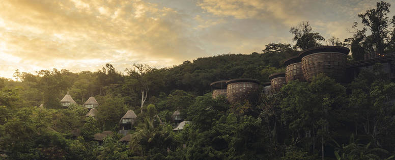 Overzicht van het resort bij schemering Keemala