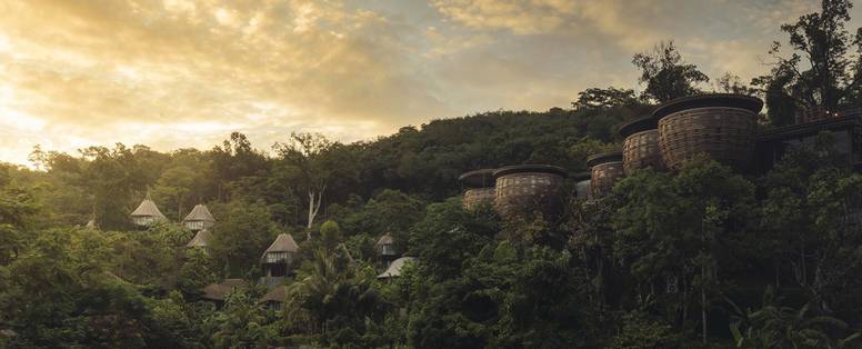 Overzicht van het resort bij schemering Keemala