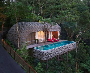 Bird Nest Pool villa van buiten in het donker Keemala