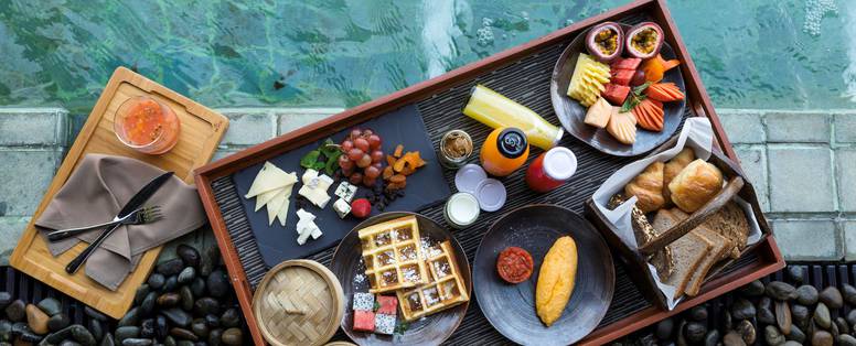 Ontbijt plateau bij het zwembad Keemala