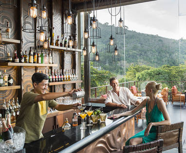 Bar met gasten die genieten van een drankje Keemala