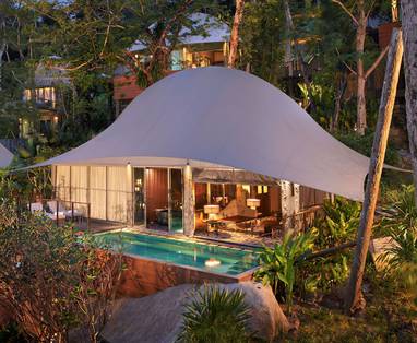 Tent Villa buitenkant met zwembad in het donker Keemala