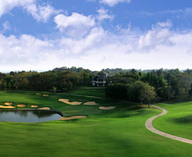Golfbanen van internationale standaarden in de nabije omgeving van Pa Sak Tong