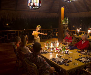 Een diner met dansvoorstlling begeleid door lokale musici in Pa Sak Tong