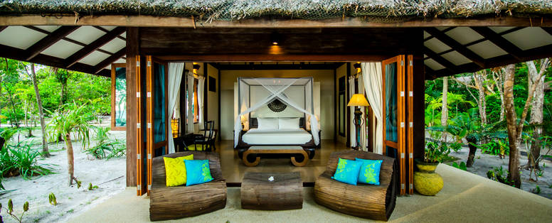 Terras en slaapkamer van Baan Viva villa van Koh Jum Beach Villa's