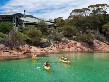 vooraanzicht met kano's bij freycinet lodge