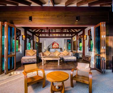 Terras en slaapkamer van Baan Noi Chai Ley villa van Koh Jum Beach Villa's