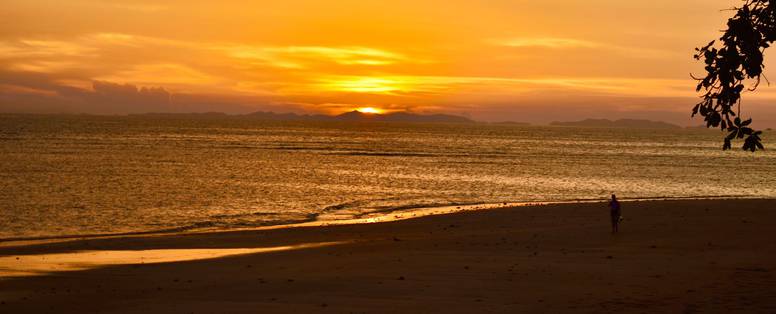 Zonsondergang op het strand van Koh Jum Beach Villa's