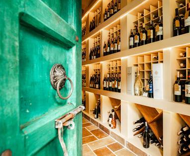 Wijnkelder met deur van Koh Jum Beach Villa's