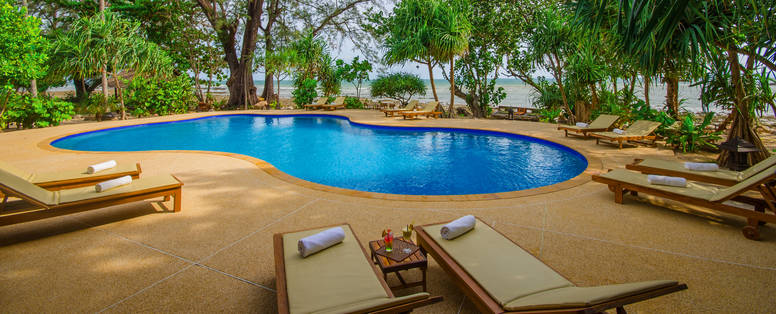 Zwembad van Koh Jum Beach Villa's