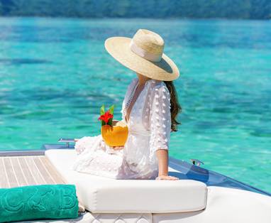 Vrouw op een boot in de zon