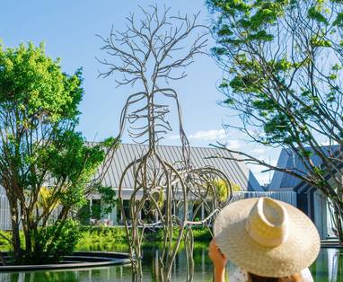 Kunstwerk van een boomstructuur in een vijver