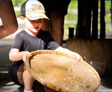 Kind tijdens de Karen bergdorp excursie bij The Bush Camp in Chiang Mai, Thailand