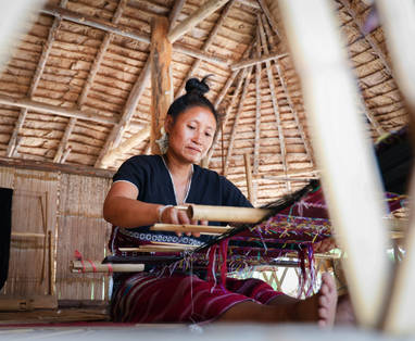 Karen bergdorp excursie kleding weven bij The Bush Camp in Chiang Mai, Thailand