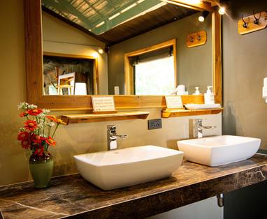 Badkamer tent bij The Bush Camp in Chiang Mai, Thailand