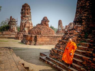 Monnik bij tempel in Ayutthaya
