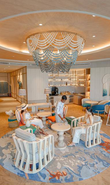 vrouwen ontspannen in de lounge van nautilus