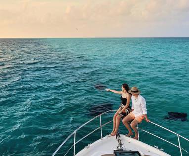 twee mensen op een yacht in de malediven