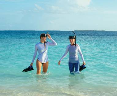 twee vrouwen in de zee met snorkeluitrusting