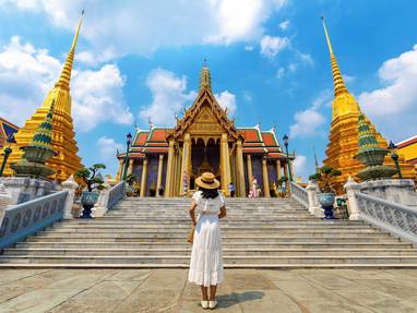 Vrouw voor de Wat Phra tempel in Bangkok
