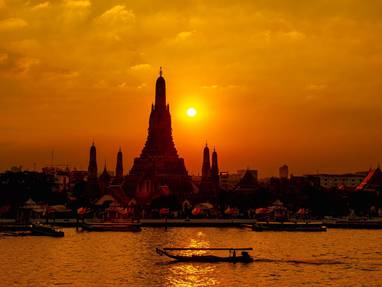 Wat Arun tempel bij zonsondergang in Bangkok