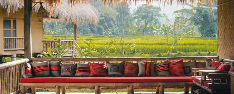 loungebank met uitzicht bij Lisu Lodge nabij Chiang Mai
