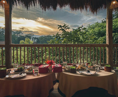Gedekte tafel met uitzicht op de zonsondergang bij Lisu Lodge nabij Chiang Mai