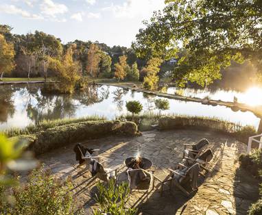 Lake-House_Daylesford_Outdoor-Fireplace2_creditMartina-Gemmola