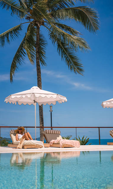 luxury-resort-pool-side-seating