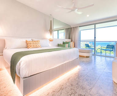 mission-beach-accommodation-oceanview-king-bed