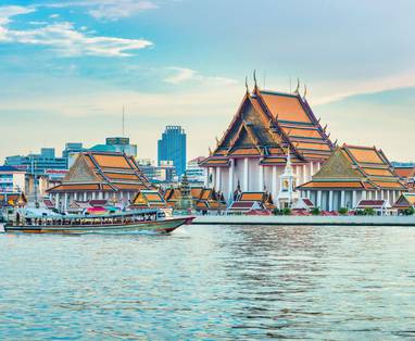 Uitzicht op de tempels vanaf de Chao Phraya rivier in Bangkok'