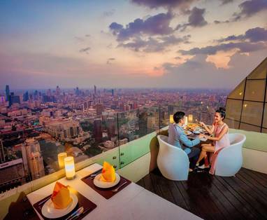 Stel op rooftop in Bangkok