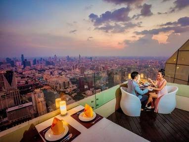 Stel op rooftop in Bangkok