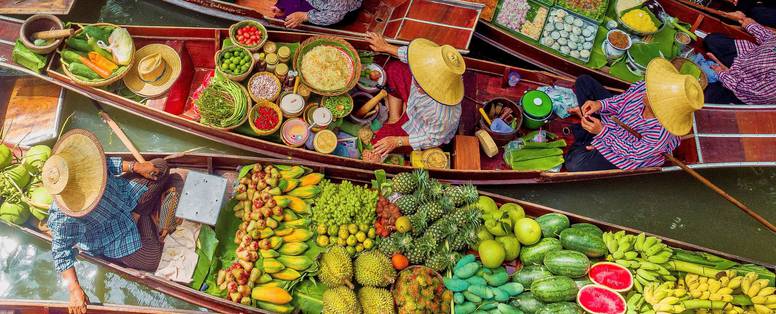 Drijvende markt met verschillende boten vol etenswaren