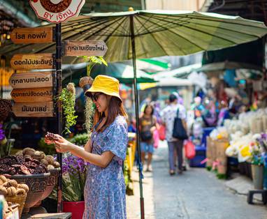 Vrouw op markt in Bangkok