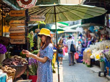 Vrouw op markt in Bangkok