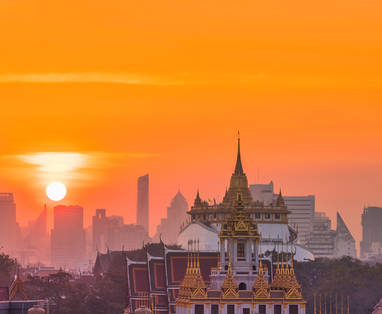 Tempel hoog boven de stad van Bangkok met zonsondergang