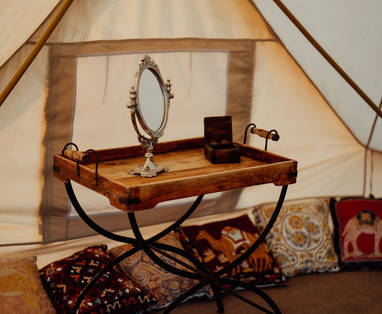 canvas-club-tent-interieur-table-2