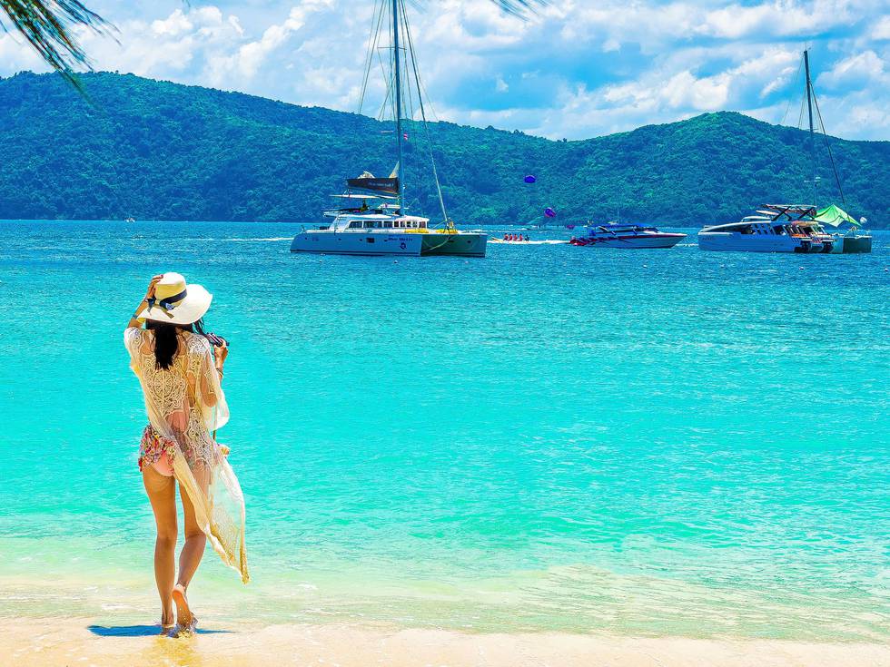 Vrouw op strand bij Phuket