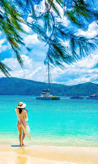 Vrouw op strand bij Phuket