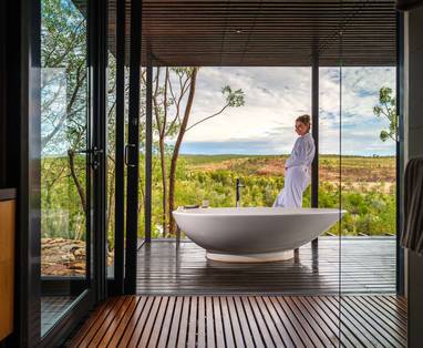 El-Questro-Homestead_The-Kimberley_Suite-Bath-Woman-Standing