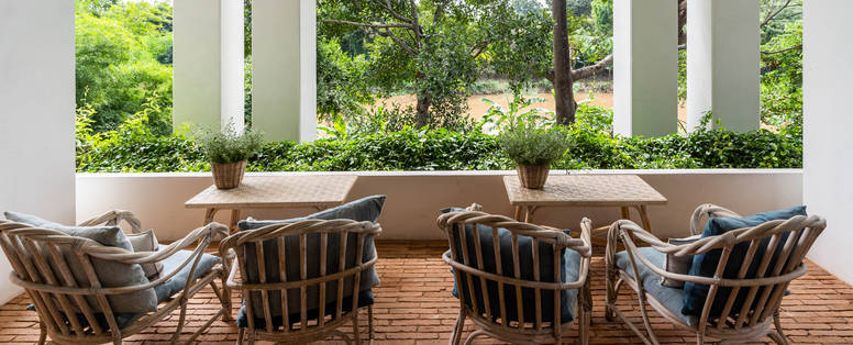 Terras met uitzicht op de Ping rivier Raya Heritage nabij Chiang Mai in Thailand