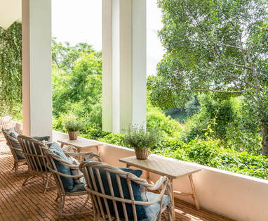 Terras met uitzicht op de Ping rivier Raya Heritage nabij Chiang Mai in Thailand